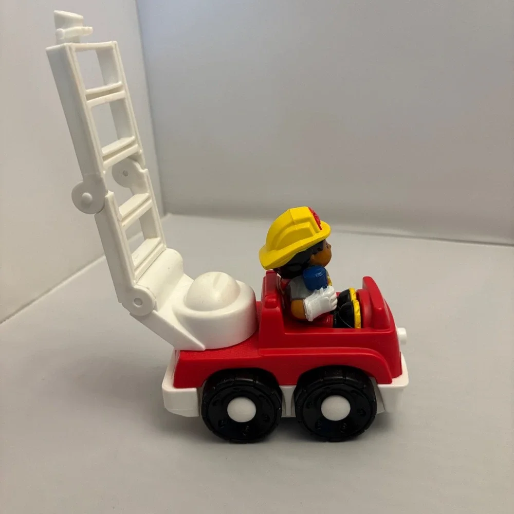 Fisher‎ Price Little People Fire Truck Firefighter Toy Ladder Vehicle 2010 FO